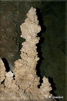 Stalagmit mit Höhlenpopcorn